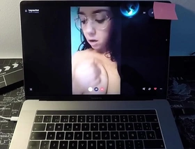 Actriz porno milf espa�ola se folla a un fan por webcam esta madurita sabe sacar bien la leche a distancia
