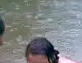 Novinha metendo no rio