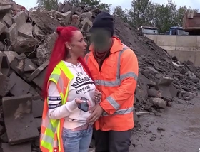 Baustellen arbeiter fickt rothaariges teen bei der arbeit ohne kondom - german redhead